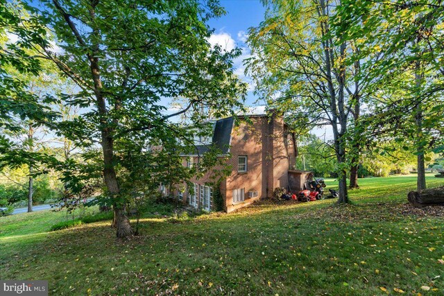 306 Burnt Church Rd, Winchester, VA 22603 - view of side of property with a gambrel roof and a yard