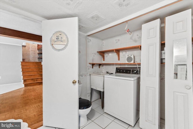 306 Burnt Church Rd, Winchester, VA 22603 - clothes washing area with washer / dryer and a textured ceiling