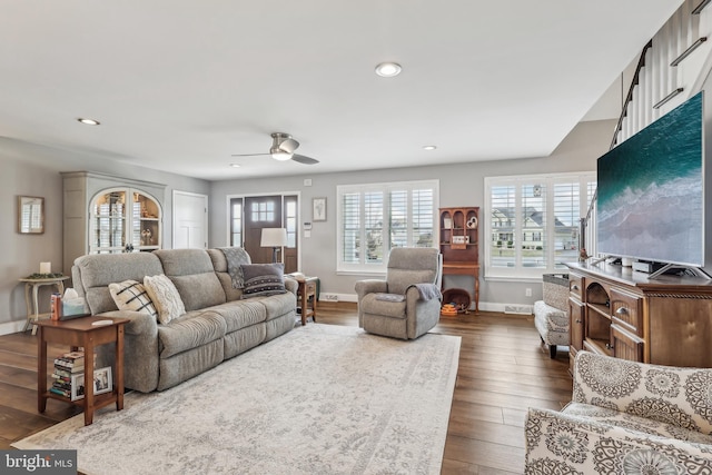 living area with recessed lighting, a ceiling fan, dark wood-style flooring, and baseboards