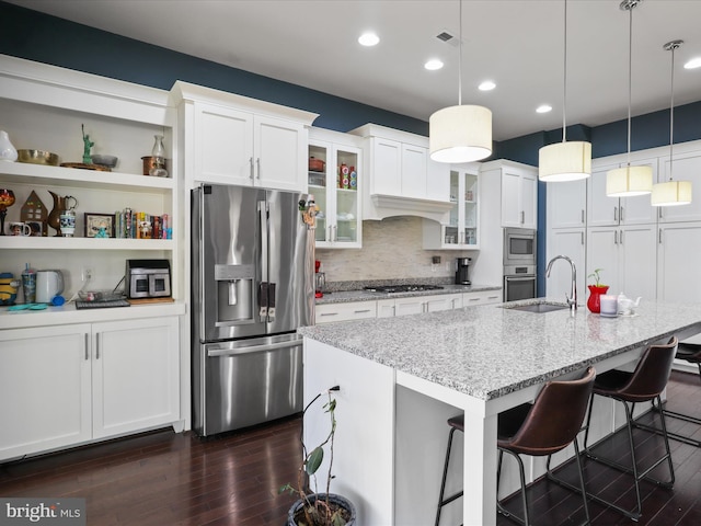 kitchen with visible vents, a sink, dark wood-style floors, white cabinetry, and stainless steel appliances