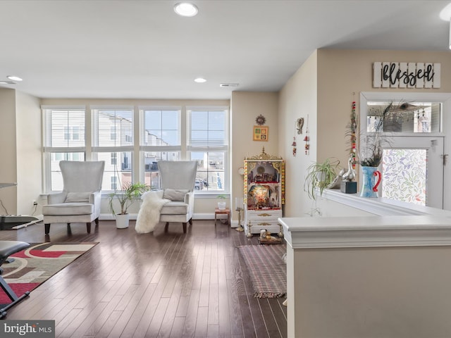 sitting room featuring dark wood finished floors, visible vents, recessed lighting, and baseboards