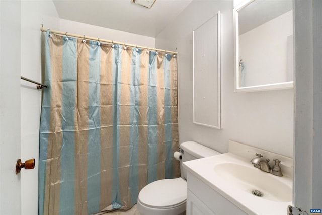 full bathroom featuring curtained shower, toilet, and vanity