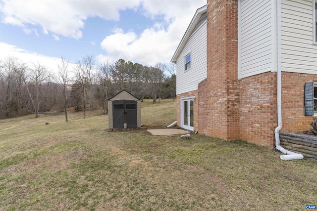 view of yard featuring a storage shed and an outdoor structure