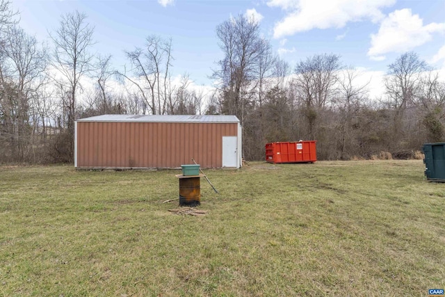 view of yard featuring an outbuilding