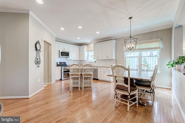 dining area featuring light wood-style flooring, recessed lighting, baseboards, and ornamental molding