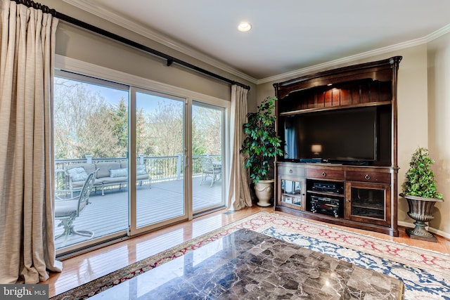 living area with recessed lighting, crown molding, baseboards, and wood finished floors