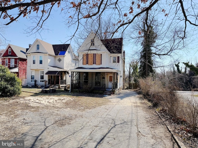 view of front facade with a porch and driveway