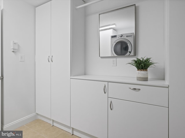 interior details with washer / dryer and baseboards