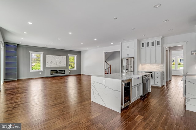 kitchen featuring stainless steel fridge with ice dispenser, backsplash, dark wood-type flooring, wine cooler, and a sink