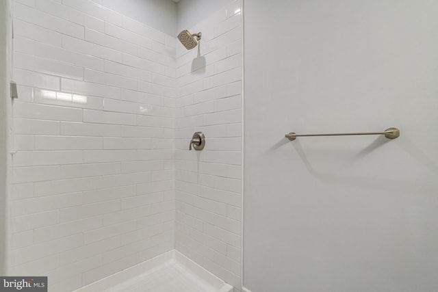 full bathroom featuring a tile shower