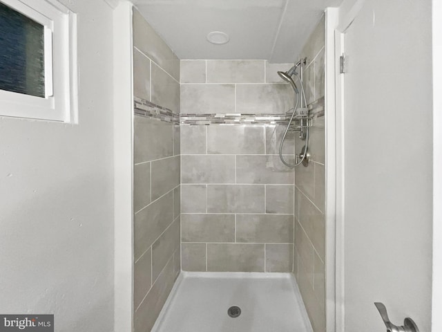 bathroom featuring tiled shower