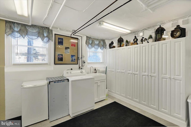 washroom featuring a sink and washing machine and clothes dryer