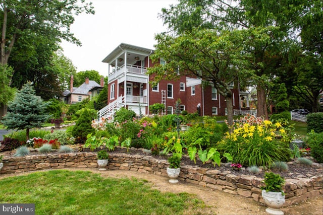 view of yard with a balcony