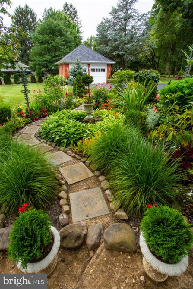 view of yard with an outdoor structure