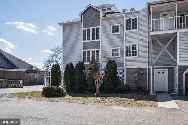 view of front facade featuring fence