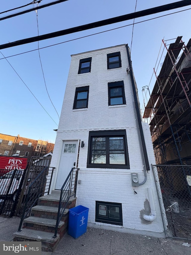 view of front facade featuring brick siding