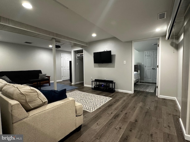 living area featuring dark wood-type flooring, recessed lighting, baseboards, and visible vents