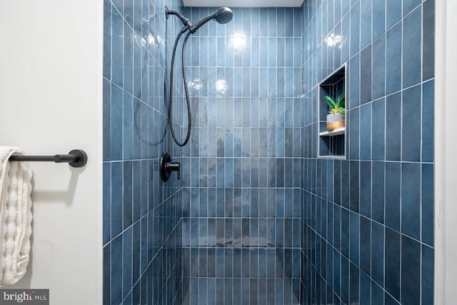 full bath with tiled shower