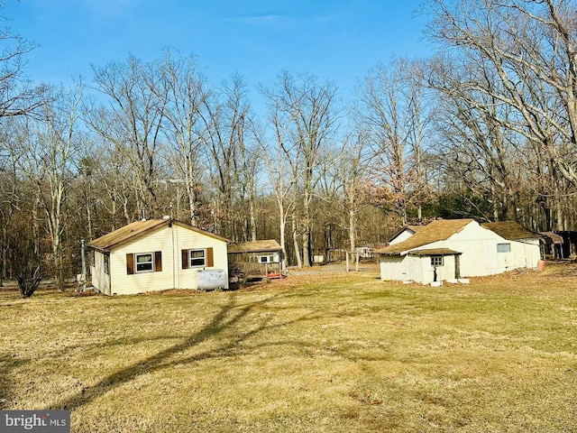 view of yard featuring an outdoor structure