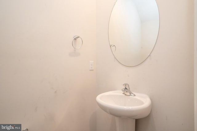 bathroom featuring a sink