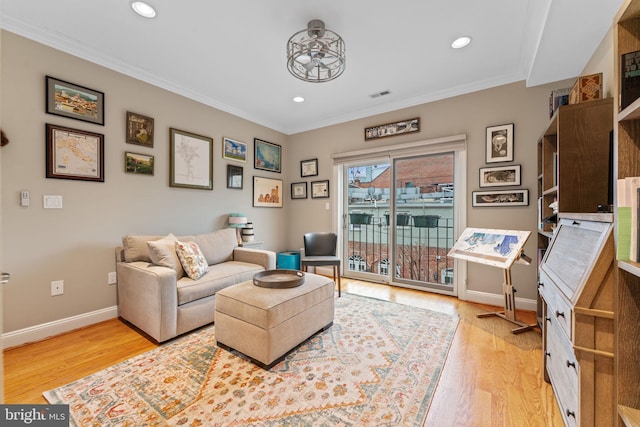 living room with wood finished floors, baseboards, visible vents, recessed lighting, and ornamental molding