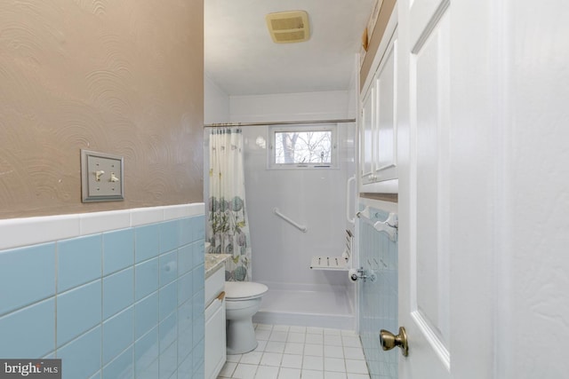 bathroom featuring visible vents, curtained shower, wallpapered walls, and toilet