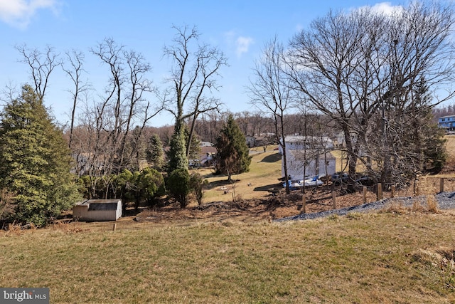 view of yard with an outbuilding