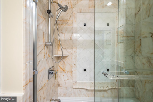 bathroom with enclosed tub / shower combo