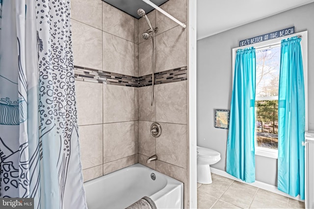 full bathroom featuring baseboards, shower / bath combo with shower curtain, toilet, and tile patterned flooring