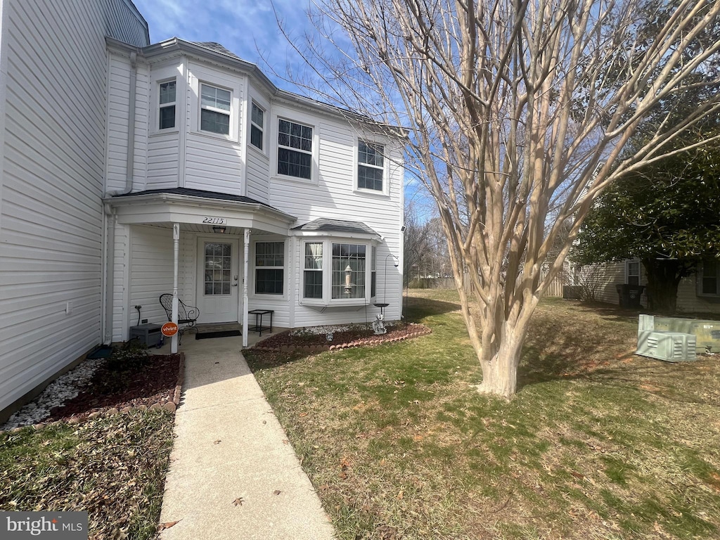 view of front of house featuring a front yard