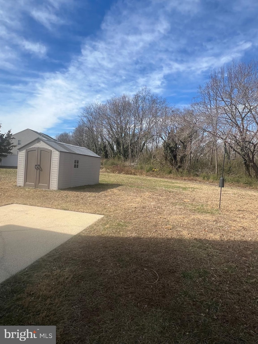 view of yard featuring a storage shed and an outdoor structure