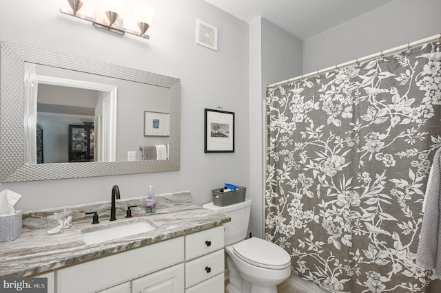 full bath featuring vanity, curtained shower, toilet, and visible vents