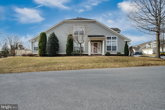 view of front of property featuring a front lawn