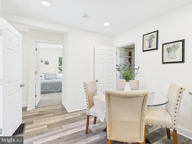 dining space featuring recessed lighting, visible vents, light wood-type flooring, and baseboards