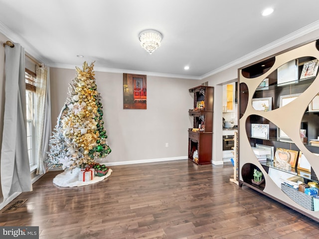 sitting room with recessed lighting, baseboards, wood finished floors, and ornamental molding