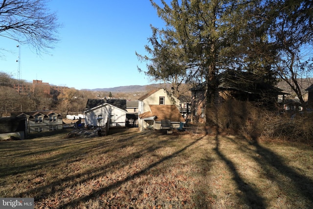 view of yard featuring a mountain view