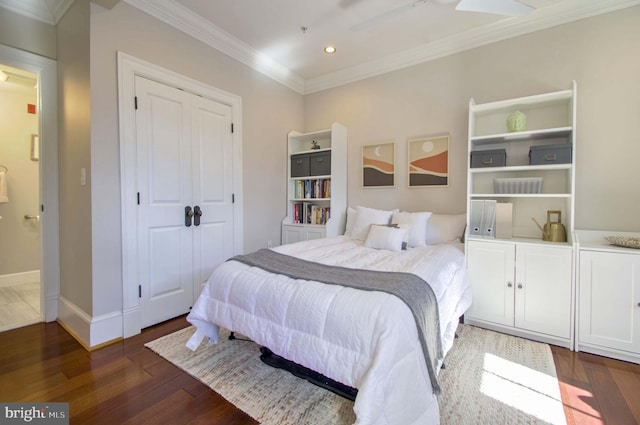 bedroom with baseboards, ornamental molding, recessed lighting, wood finished floors, and a closet