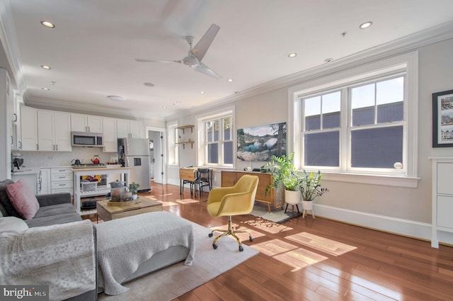 living room featuring light wood-style flooring, recessed lighting, crown molding, baseboards, and ceiling fan