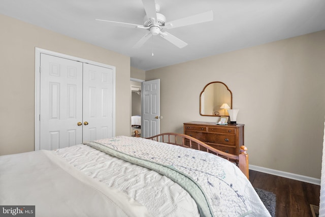 bedroom featuring ceiling fan, dark wood-style floors, a closet, and baseboards