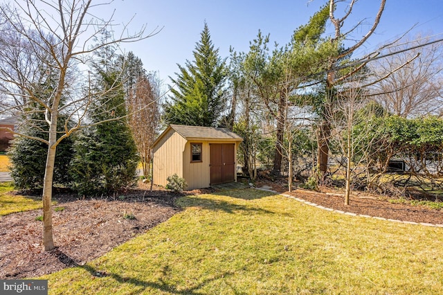 view of yard featuring an outdoor structure and a shed