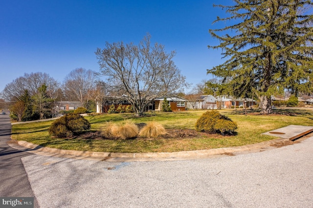 exterior space featuring a front yard