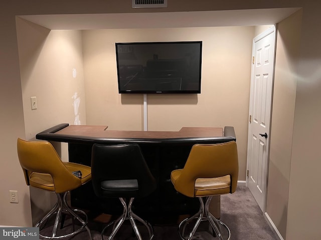 bar featuring carpet flooring, baseboards, and visible vents