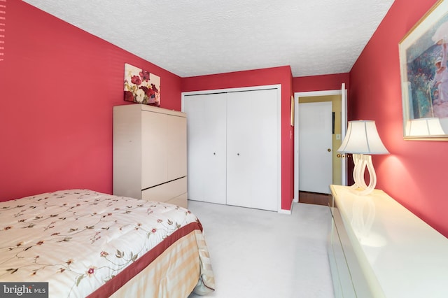 bedroom with carpet, a closet, and a textured ceiling