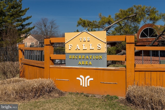 view of community / neighborhood sign