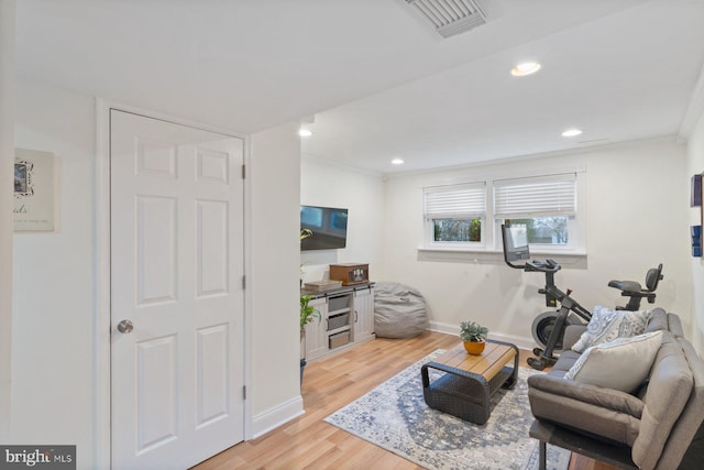 living area featuring visible vents, recessed lighting, wood finished floors, and baseboards