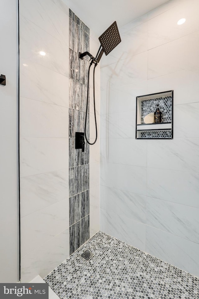 full bathroom featuring a tile shower