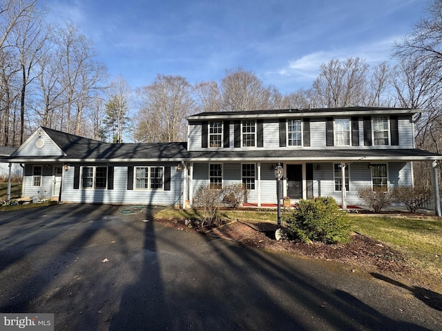 view of front of property featuring aphalt driveway and covered porch