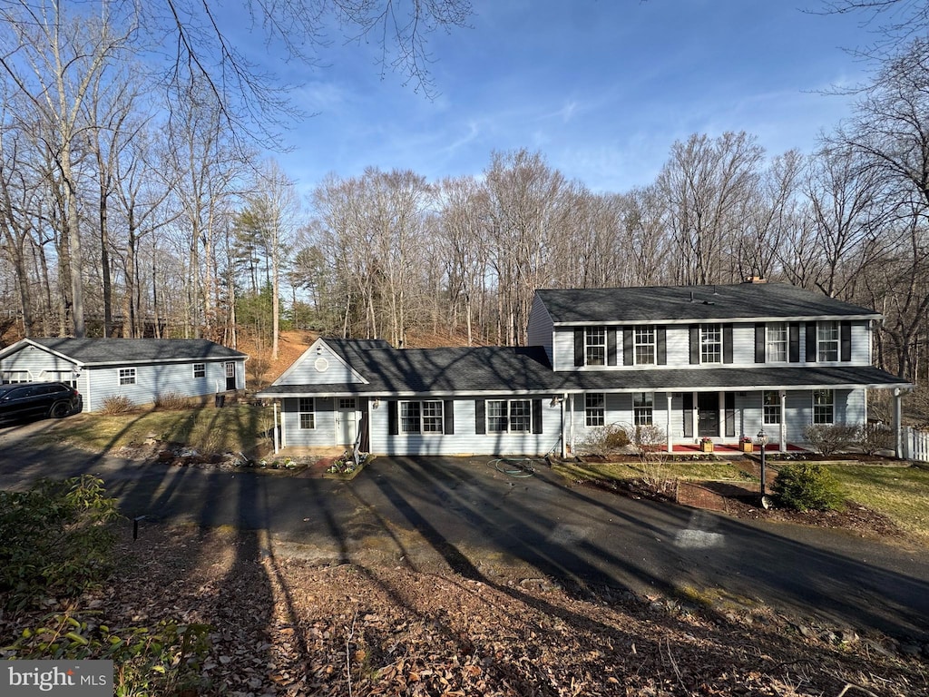 view of front of house featuring a porch and driveway