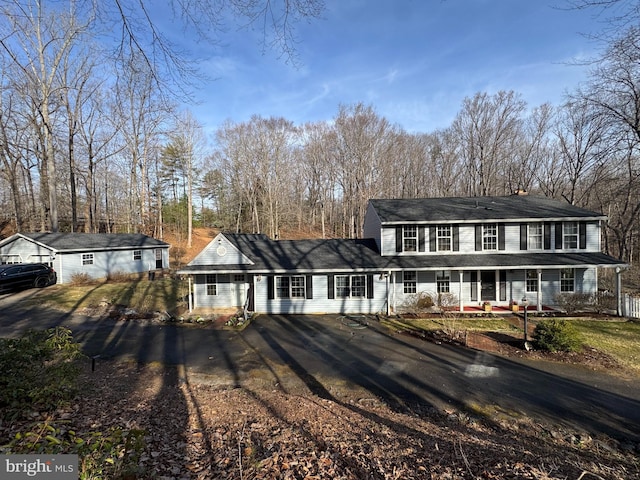 view of front of house featuring a porch and driveway