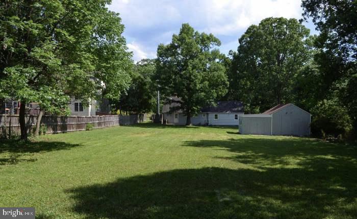 view of yard with an outbuilding and fence